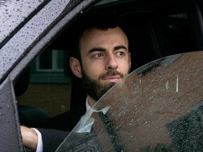 O motorista particular Alexios, de Zurique, dentro de seu veículo.