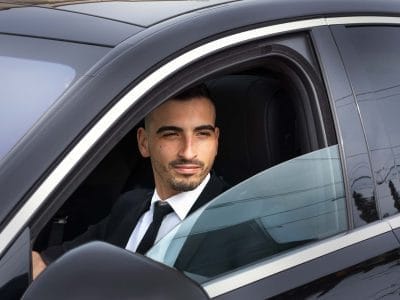 El chófer privado Rui de Lisboa en el interior de su vehículo