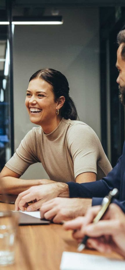 Jovens em uma reunião informal.