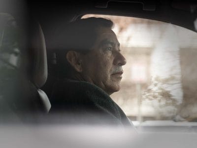 O motorista particular Gilberto Sr., de Washington, D.C., dentro de seu veículo.