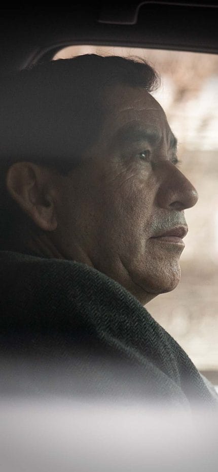 O motorista particular Gilberto Sr., de Washington, D.C., dentro de seu veículo.