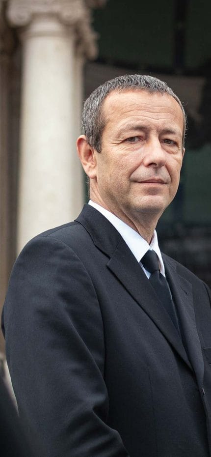 Motorista particular Thomas ao lado de seu veículo