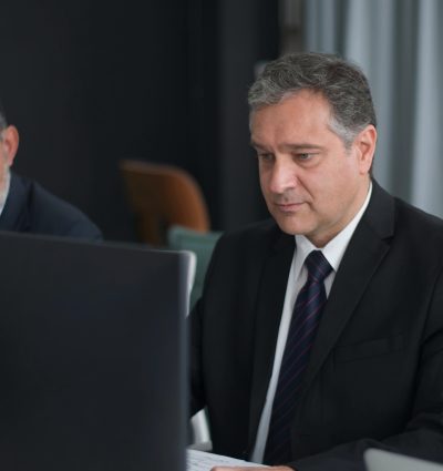 Empresario corporativo en una reunión durante un roadshow financiero