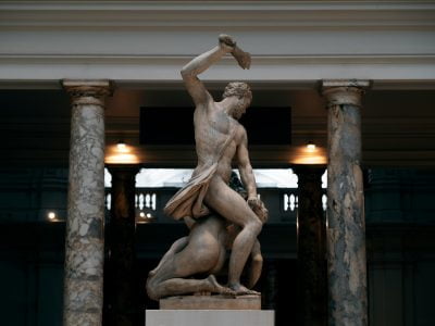 Detalhe de uma estátua dentro de um museu em Londres