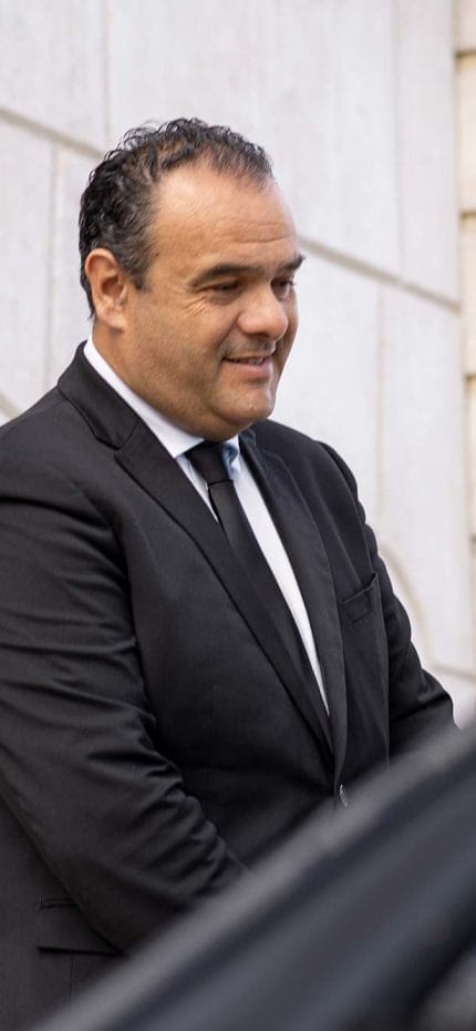 O motorista particular Amandio, de Lisboa, fora de seu veículo