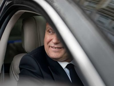 O motorista particular Aldin, de Londres, dentro de seu veículo.