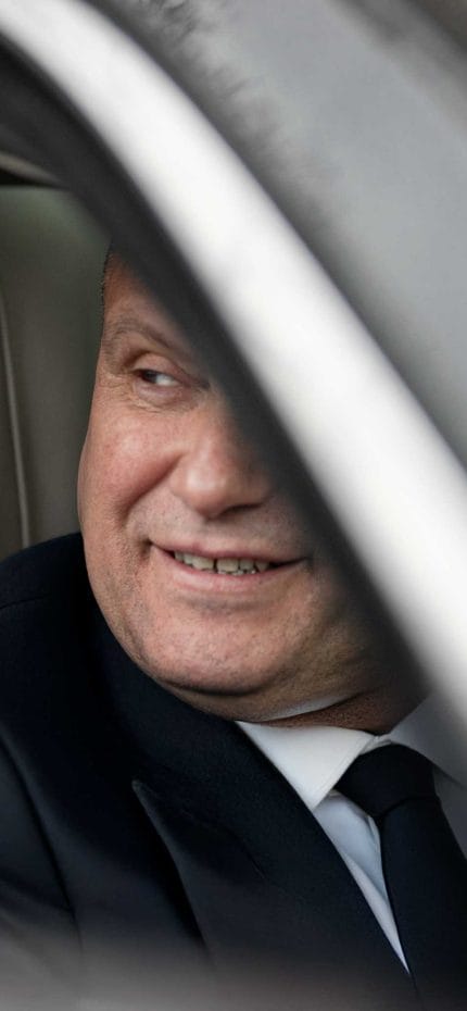 O motorista particular Aldin, de Londres, dentro de seu veículo.