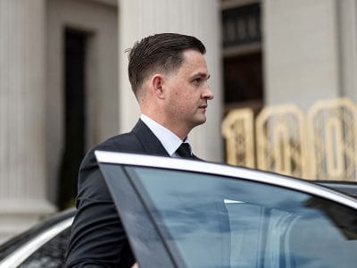 Detalle del chófer privado Danut de Londres.