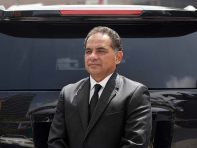 El chófer privado César de Ciudad de México esperando a un pasajero