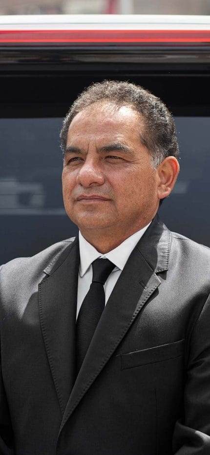 O motorista particular Cesar, da Cidade do México, está esperando um passageiro