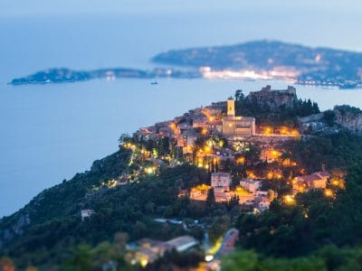 Eze village e a península de saint jean cap ferrat ao entardecer, hora azul, da grand corniche, efeito tilt and shift