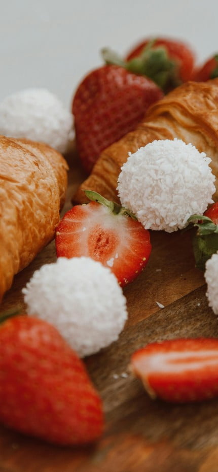 Detalhe de croissants com morangos