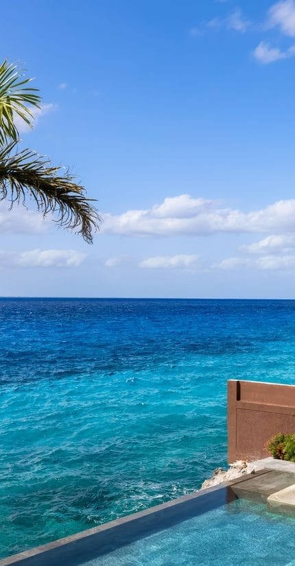 San Miguel de Cozumel, México, passeio marítimo e orla com vistas panorâmicas da costa oceânica de Cozumel.
