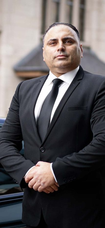 O motorista particular Cristian, de Genebra, do lado de fora de seu veículo.