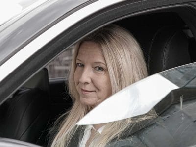 La conductora privada Diana, de Zúrich, en el interior de su vehículo.