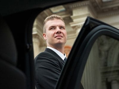 Motorista particular George visto de dentro de seu veículo