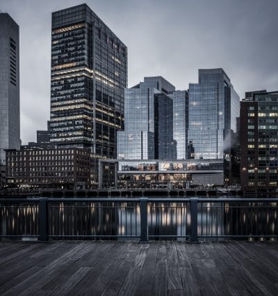 Vista del centro de Boston y del distrito financiero desde el otro lado del puerto de Boston - foto desaturada de larga exposición al atardecer