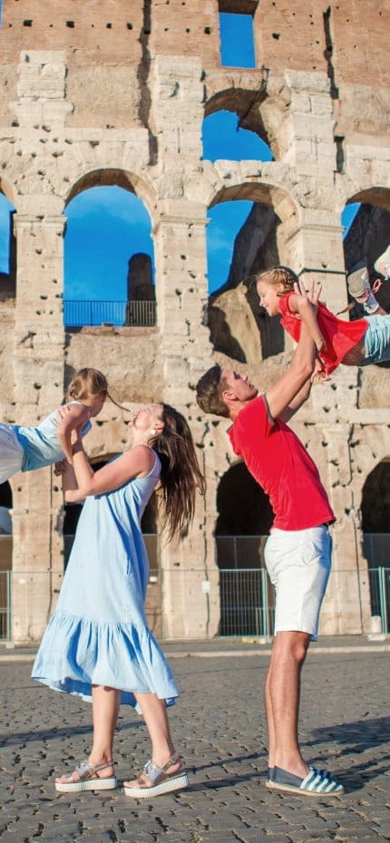 Família feliz em Roma sobre o fundo do Coliseu