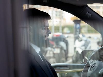 El chófer privado Kevin, de Barcelona, en su vehículo.