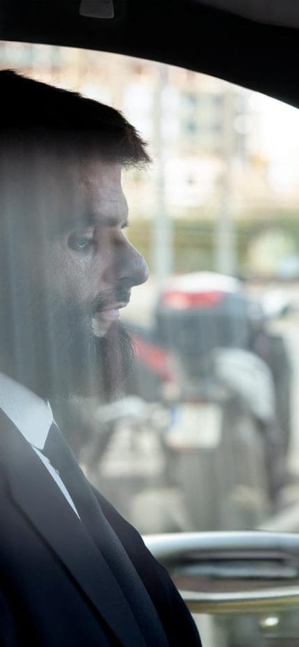 O motorista particular Kevin, de Barcelona, dentro de seu veículo.