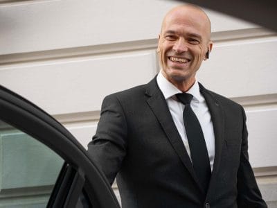 O motorista particular Sebastian, de Berlim, do lado de fora de seu veículo