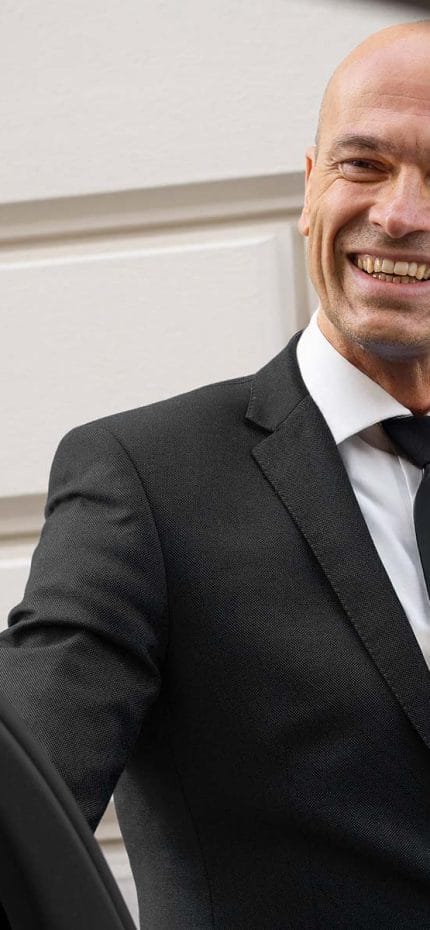 O motorista particular Sebastian, de Berlim, do lado de fora de seu veículo