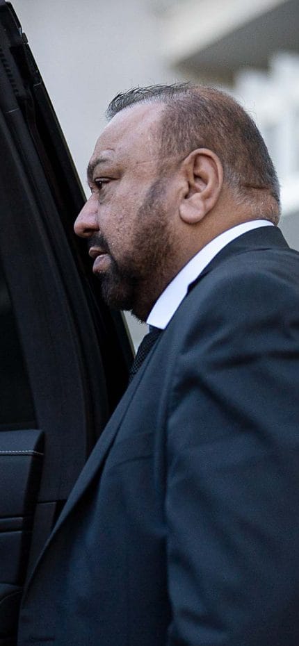 O motorista particular Atif, de Washington, D.C., abrindo a porta de seu veículo.
