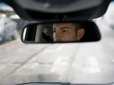 O motorista particular Gianfranco, de Milão, dentro de seu veículo.