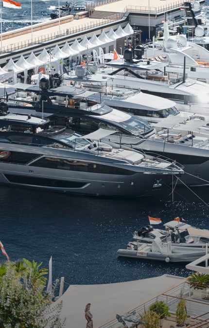 Puerto de Mónaco con varios barcos de lujo y yates