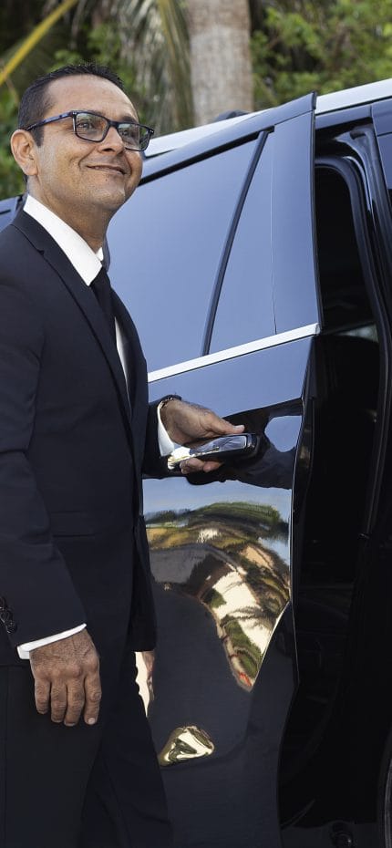 O motorista particular Ezequiel ao lado de seu veículo em Cancún