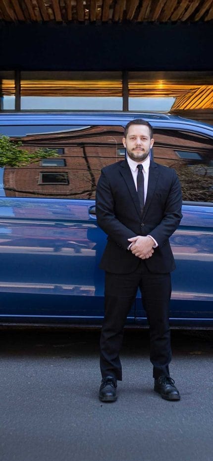 O motorista particular Matías ao lado de seu veículo