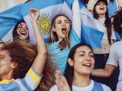 Torcedores curtindo um jogo de futebol na Argentina