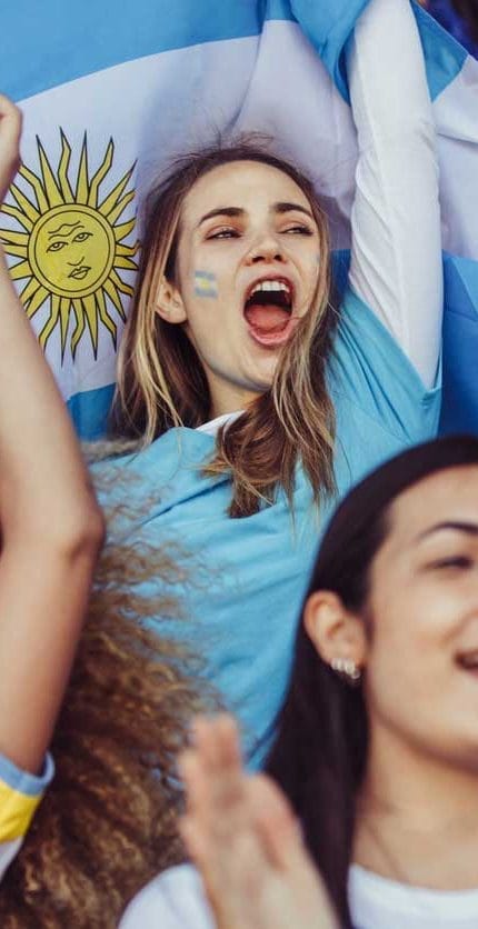Aficionados disfrutando de un partido de fútbol en Argentina