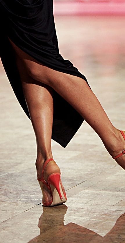 Casal dançando tango em um ambiente fechado