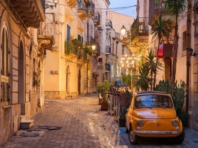 Siracusa, Itália, paisagem urbana e cena de rua no crepúsculo.