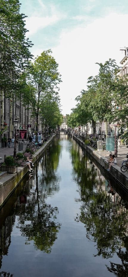 Rua com um canal em Amsterdã