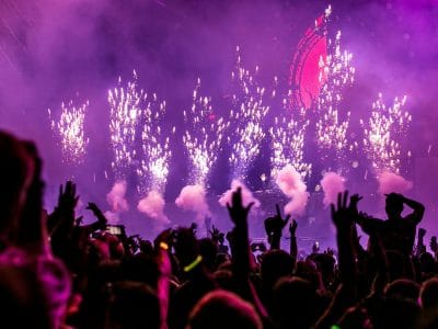 Pessoas curtindo um show de um artista famoso