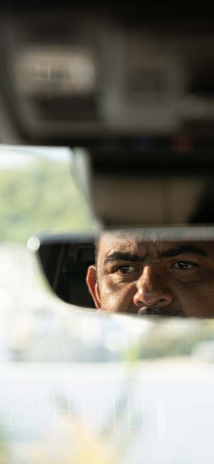El chófer privado Jesús de Los Cabos reflejado en el retrovisor de su coche