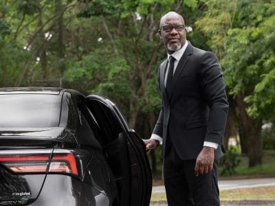 El chófer privado Claudionor de Sao Paulo fuera de su vehículo