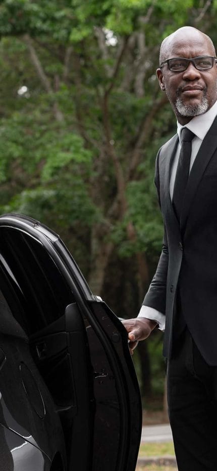 O motorista particular Claudionor, de São Paulo, fora de seu veículo