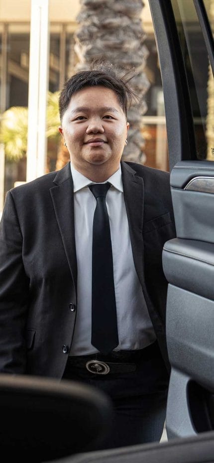 O motorista particular Vouchsim, de Los Angeles, do lado de fora de seu veículo