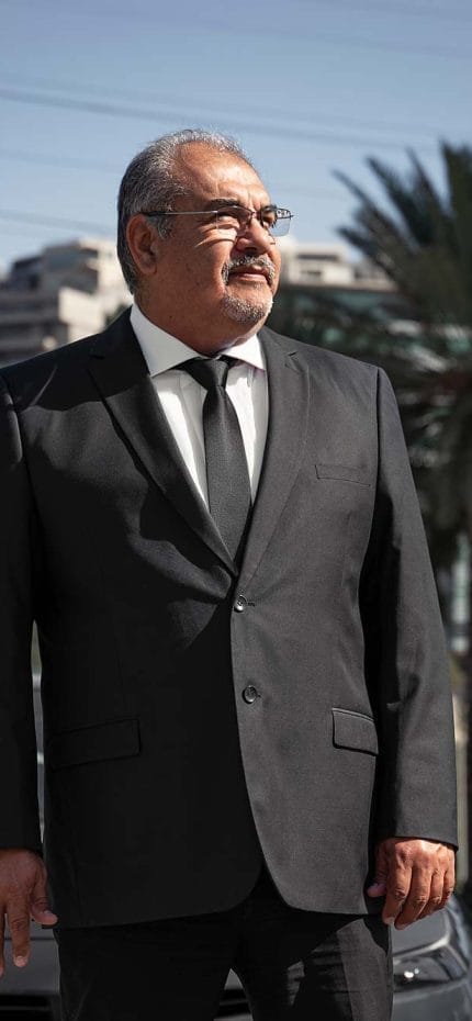 O motorista particular José Jaime, de Monterrey, do lado de fora de seu veículo.