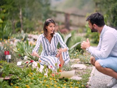 Jovem casal conversando em um jardim