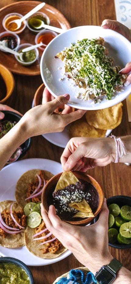 Vista central de pessoas compartilhando comida em um restaurante