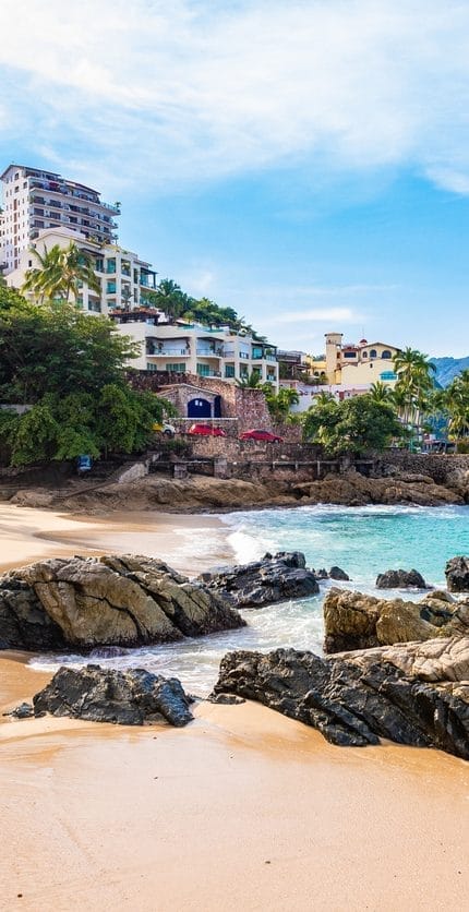 Uma praia encantadora com águas azul-turquesa e areia clara.