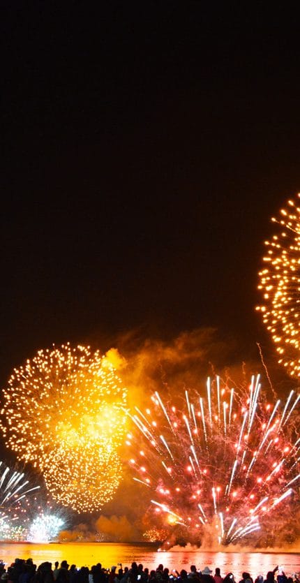 Fotografia noturna ao ar livre dos fogos de artifício de Valparaíso, no Chile, em 2017.