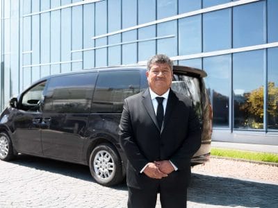 El chófer privado Edgar de Quito fuera de su vehículo.