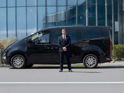 Private chauffeur Mauricio from Quito stainding outside his vehicle.