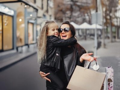 Mãe e filha aproveitando um dia de compras em Lima