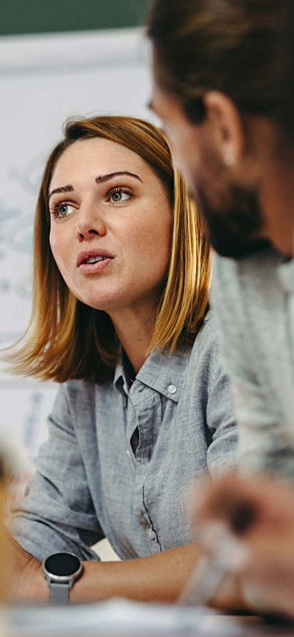 Jovens em uma conversa de negócios.